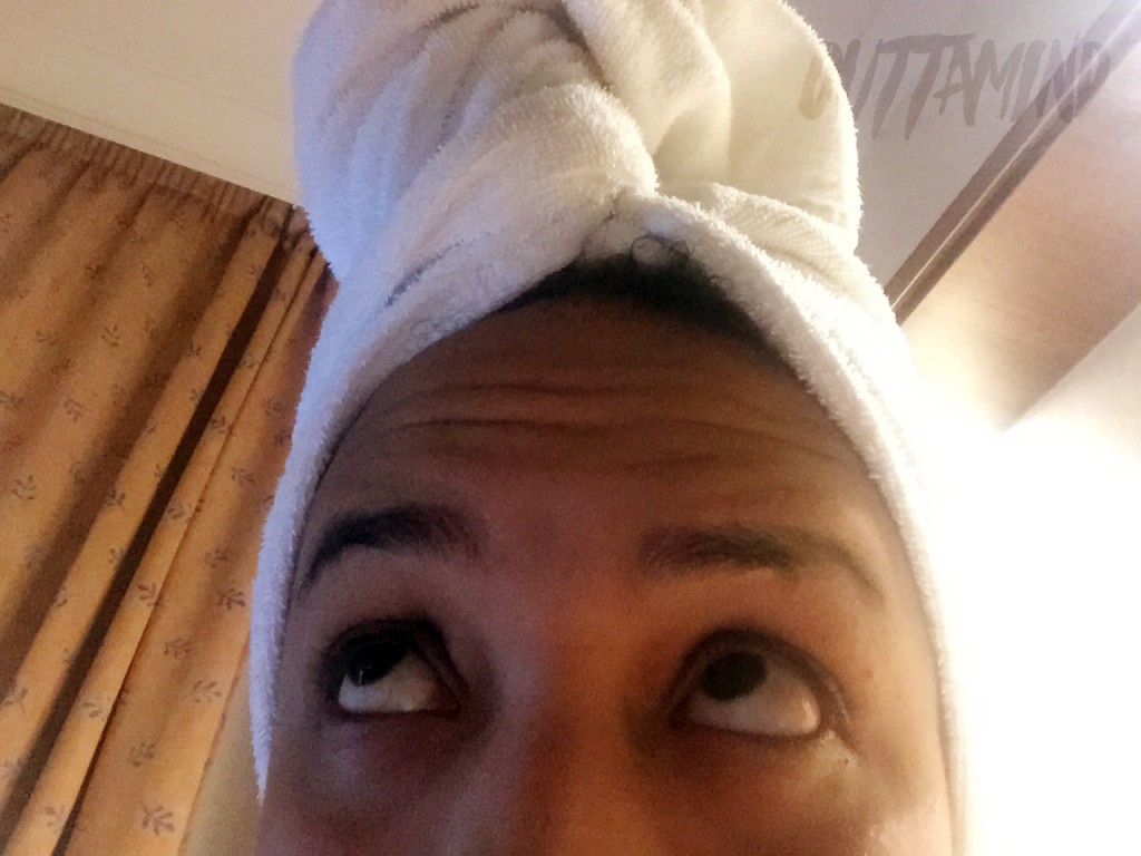 Eu, de toalha na cabeça, tentando encontrar minha vontade de secar o cabelo.